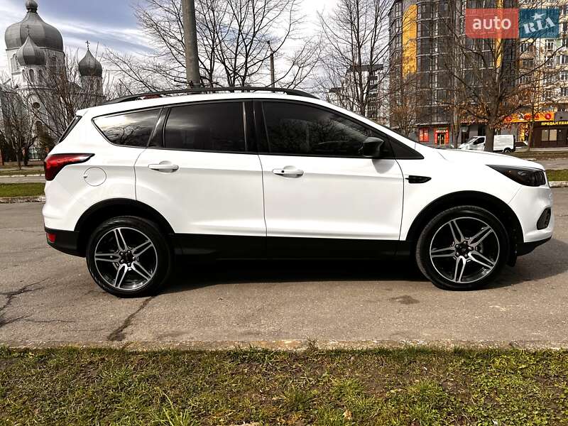 Позашляховик / Кросовер Ford Escape 2018 в Івано-Франківську