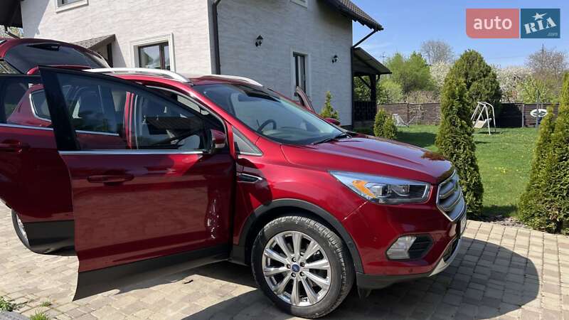 Позашляховик / Кросовер Ford Escape 2018 в Чернівцях