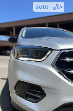 Внедорожник / Кроссовер Ford Escape 2019 в 