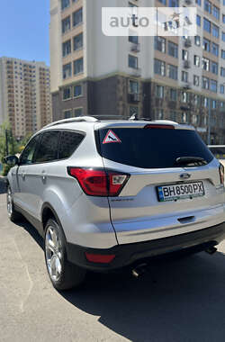 Внедорожник / Кроссовер Ford Escape 2019 в 