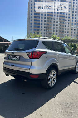 Внедорожник / Кроссовер Ford Escape 2019 в 