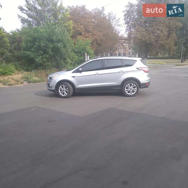 Внедорожник / Кроссовер Ford Escape 2017 в Золотоноше