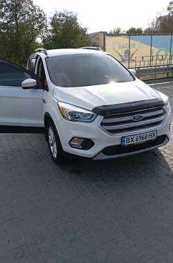 Внедорожник / Кроссовер Ford Escape 2017 в Каменец-Подольском