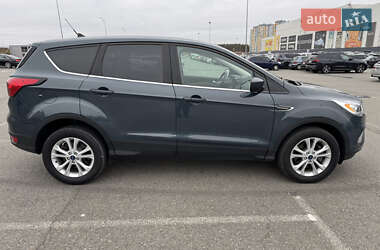 Внедорожник / Кроссовер Ford Escape 2018 в 