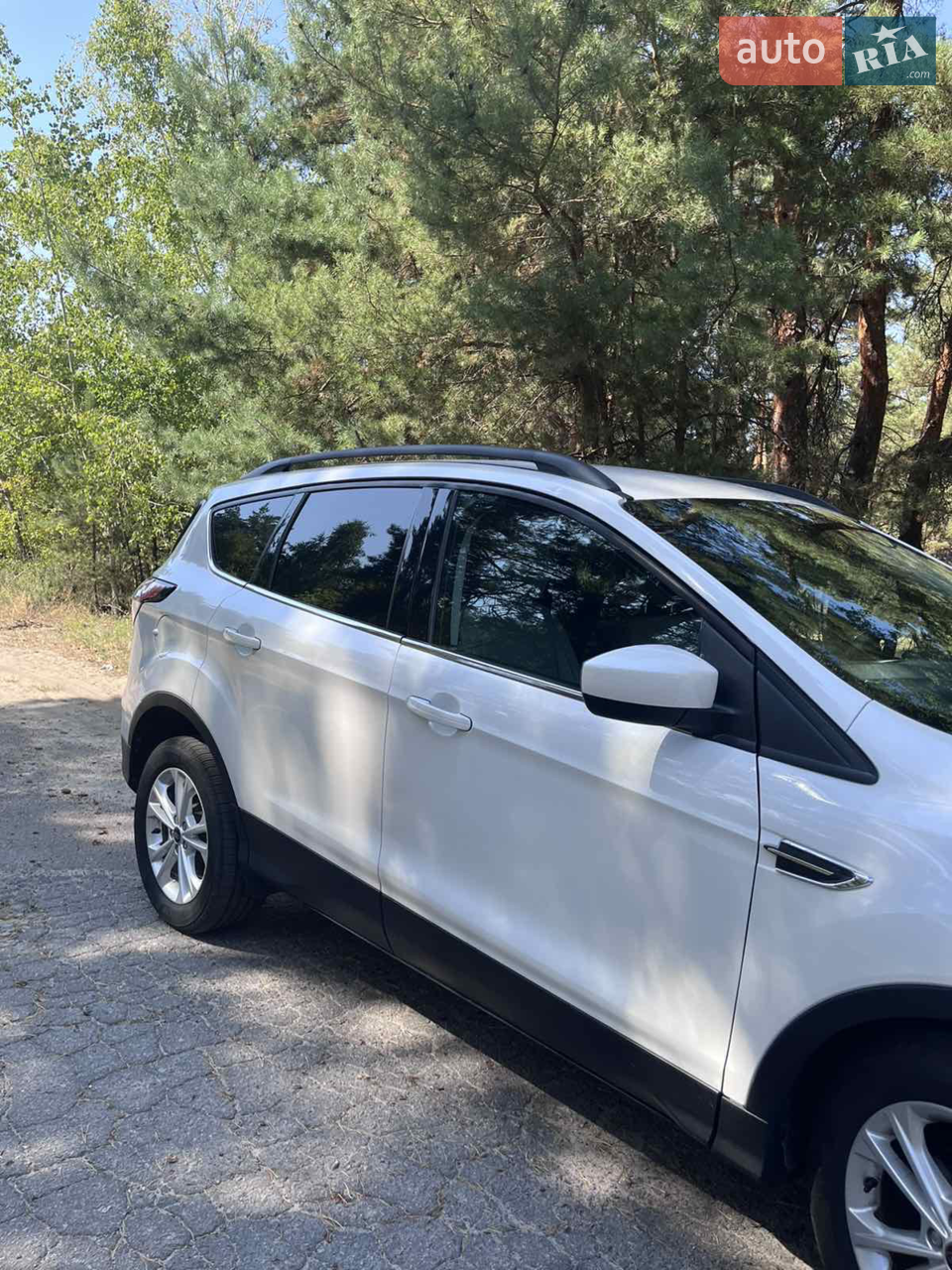 Продам Ford escape 2018 року в комплектації SEL, білий перламутр з білим шкіряним салоном , на 1,5 4-х циліндровому моторі та передньому приводі. Авто повністю обслужено. Була заміна мотора у США на новий ( 6 тисяч миль назад), є карфакс. Було незначне ДТП, все відремонтовано з заміною всіх пошкоджених елементів, нічого не шпаклювалось, замінено всі радіатори на нові , крім масляного. Замінено всі рідини включно з маслом в акпп, обслужені гальма.Можливий невеликий торг. Можливе переоформлення через Дію.