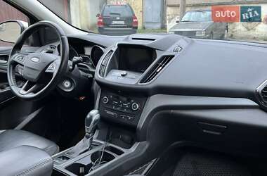 Внедорожник / Кроссовер Ford Escape 2018 в 