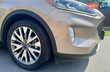 Внедорожник / Кроссовер Ford Escape 2020 в 