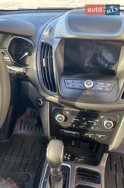 Внедорожник / Кроссовер Ford Escape 2018 в 