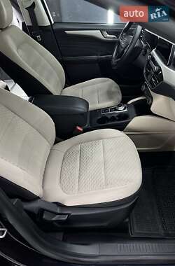 Внедорожник / Кроссовер Ford Escape 2021 в 