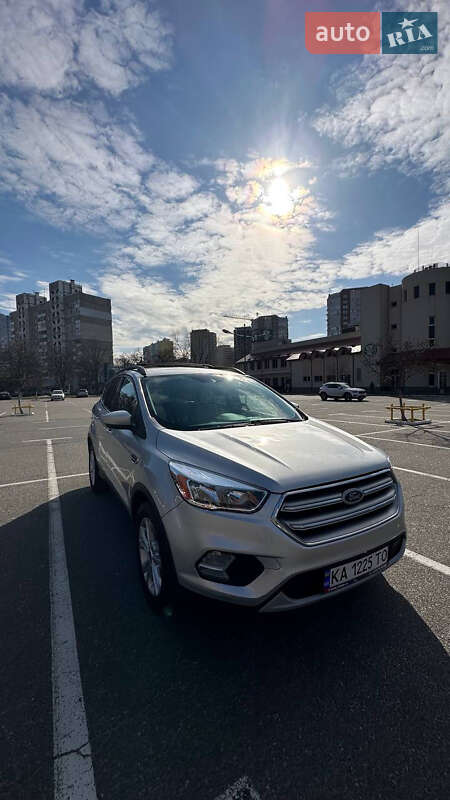 Внедорожник / Кроссовер Ford Escape 2016 в 