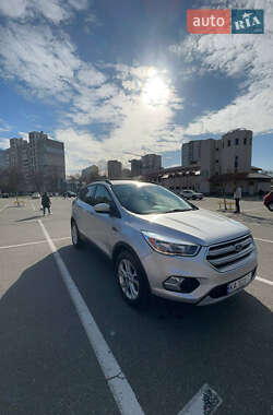 Внедорожник / Кроссовер Ford Escape 2016 в 