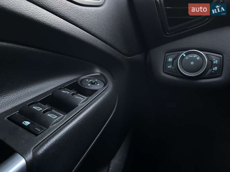 Внедорожник / Кроссовер Ford Escape 2017 в Киеве