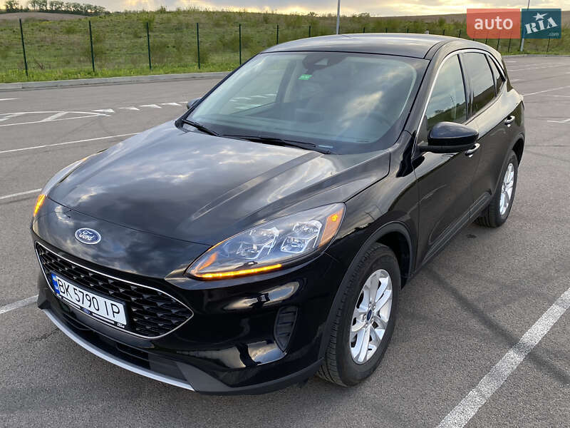 Позашляховик / Кросовер Ford Escape 2020 в 
