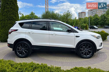 Позашляховик / Кросовер Ford Escape 2016 в 