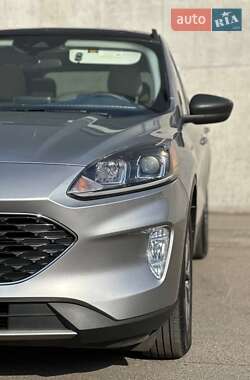 Позашляховик / Кросовер Ford Escape 2022 в 