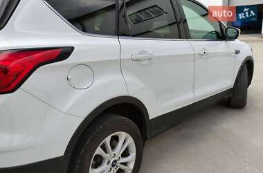 Внедорожник / Кроссовер Ford Escape 2019 в 