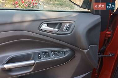 Позашляховик / Кросовер Ford Escape 2015 в 
