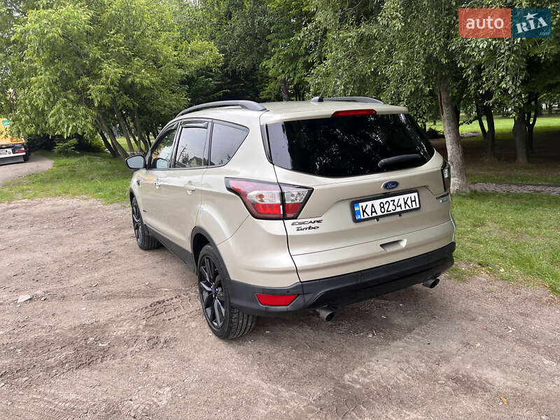 Внедорожник / Кроссовер Ford Escape 2016 в Вишневом