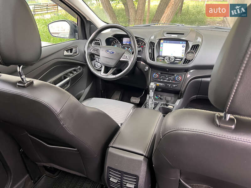 Внедорожник / Кроссовер Ford Escape 2016 в Вишневом