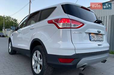 Позашляховик / Кросовер Ford Escape 2015 в 