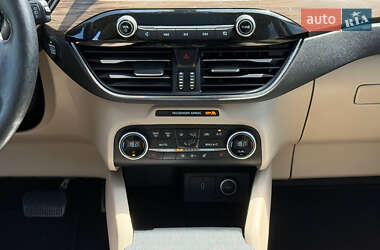 Внедорожник / Кроссовер Ford Escape 2020 в 