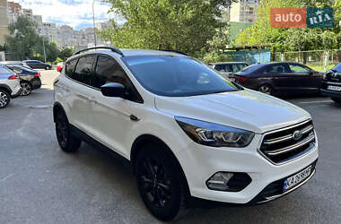 Внедорожник / Кроссовер Ford Escape 2017 в 