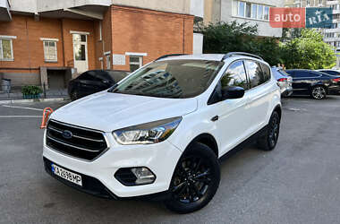 Внедорожник / Кроссовер Ford Escape 2017 в 