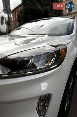 Внедорожник / Кроссовер Ford Escape 2019 в 