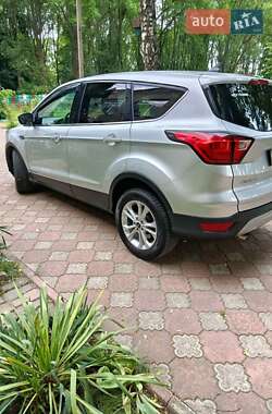 Внедорожник / Кроссовер Ford Escape 2019 в 