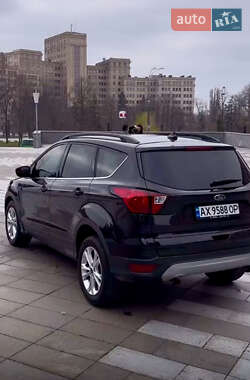 Внедорожник / Кроссовер Ford Escape 2018 в 