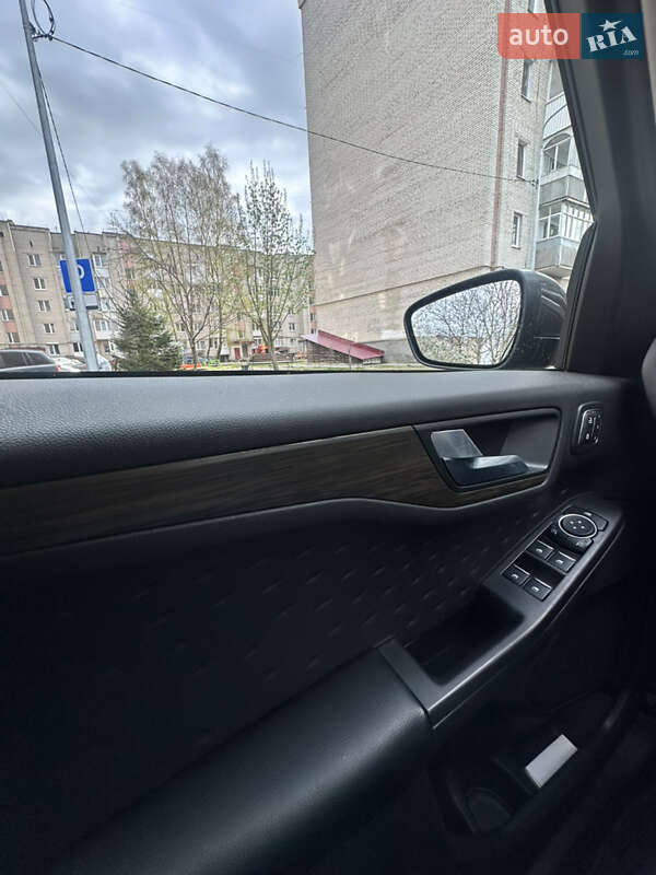 Внедорожник / Кроссовер Ford Escape 2020 в Луцке