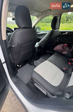Внедорожник / Кроссовер Ford Escape 2020 в 