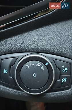 Позашляховик / Кросовер Ford Escape 2015 в 