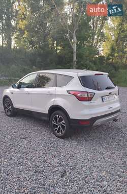 Позашляховик / Кросовер Ford Escape 2016 в 
