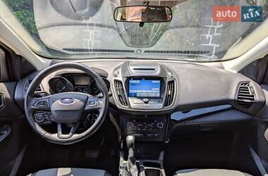 Внедорожник / Кроссовер Ford Escape 2018 в 