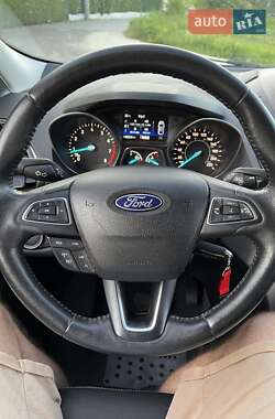 Внедорожник / Кроссовер Ford Escape 2018 в 