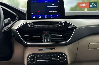 Внедорожник / Кроссовер Ford Escape 2020 в 