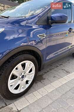 Внедорожник / Кроссовер Ford Escape 2015 в 