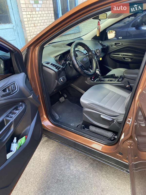 Внедорожник / Кроссовер Ford Escape 2017 в Хмельницком