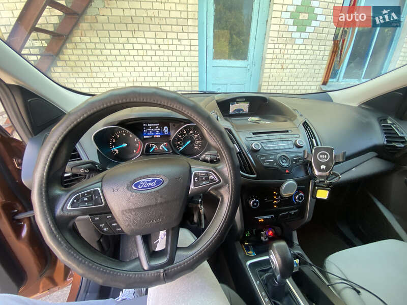 Внедорожник / Кроссовер Ford Escape 2017 в Хмельницком