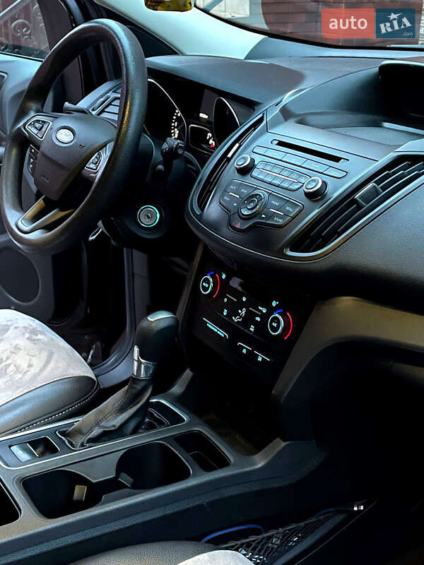 Внедорожник / Кроссовер Ford Escape 2017 в 