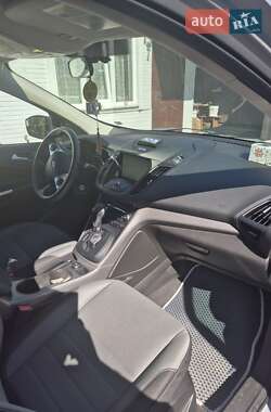 Внедорожник / Кроссовер Ford Escape 2015 в 
