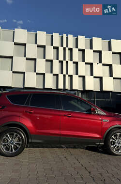 Внедорожник / Кроссовер Ford Escape 2018 в 