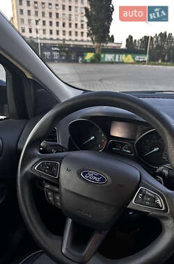Внедорожник / Кроссовер Ford Escape 2017 в 