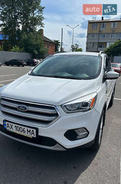 Внедорожник / Кроссовер Ford Escape 2017 в 