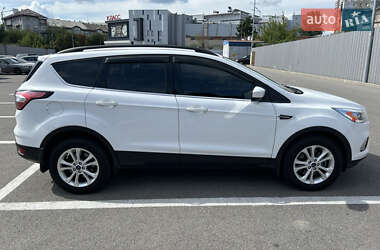 Внедорожник / Кроссовер Ford Escape 2017 в 