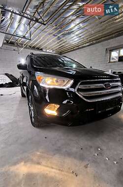 Внедорожник / Кроссовер Ford Escape 2018 в 