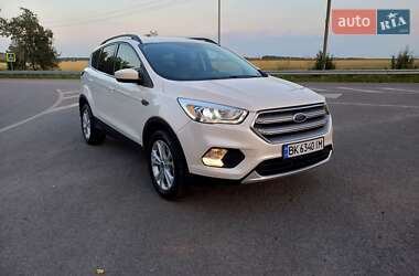 Внедорожник / Кроссовер Ford Escape 2018 в 