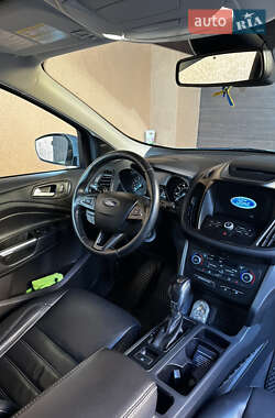 Внедорожник / Кроссовер Ford Escape 2018 в 