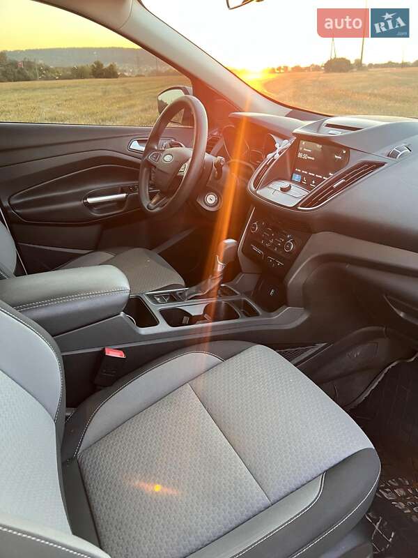 Внедорожник / Кроссовер Ford Escape 2016 в Золочеве